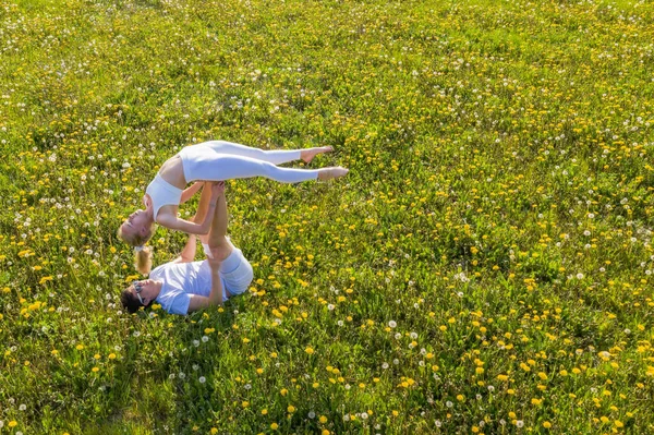 Beautiful Young Couple Doing Acro Yoga Park Man Lying Grass — Stock Photo, Image