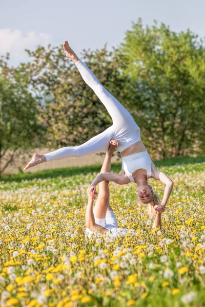 Beautiful Young Couple Doing Acro Yoga Park Man Lying Grass — Stock Photo, Image