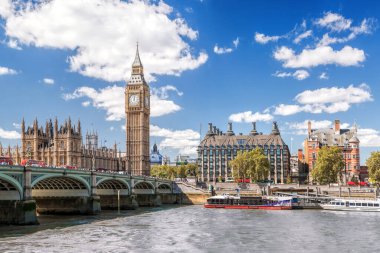 Ünlü Big Ben, Thames üzerinde köprüsü ve Londra, İngiltere, İngiltere 'de nehir kıyısında turnuva teknesi var.