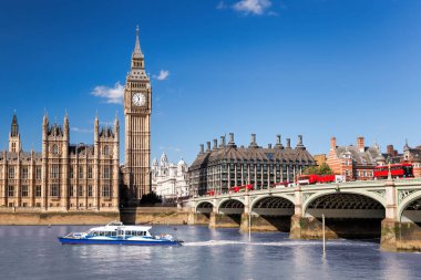Ünlü Big Ben, Thames üzerinde köprüsü ve Londra, İngiltere, İngiltere 'de nehir kıyısında turnuva teknesi var.