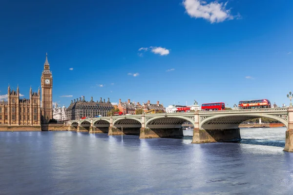 Slavný Big Ben Červenými Autobusy Mostě Přes Řeku Temži Londýně — Stock fotografie