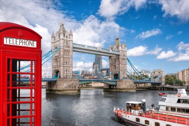 Londra, İngiltere 'de kırmızı telefon kulübesine karşı teknesi olan kule köprüsü.