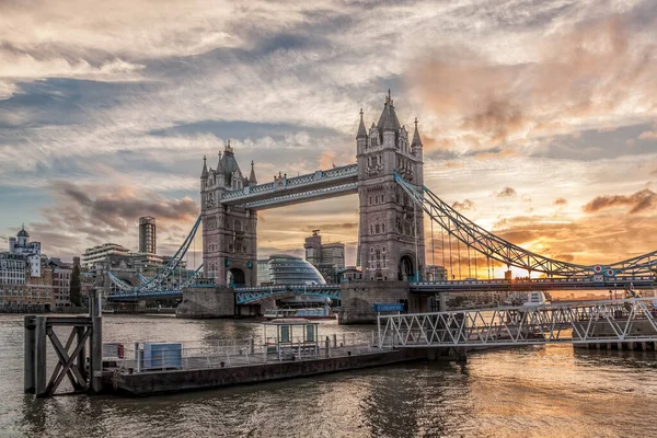 Tower Bridge Contra Pôr Sol Colorido Com Cais Londres Inglaterra — Fotografia de Stock