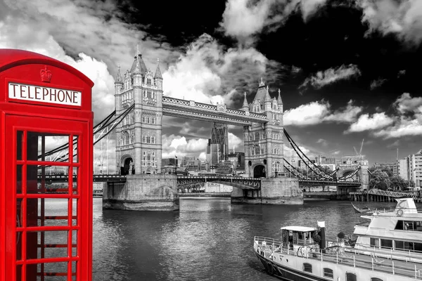 Ασπρόμαυρη Γέφυρα Tower Σκάφος Ενάντια Κόκκινο Τηλεφωνικό Θάλαμο Στο Λονδίνο — Φωτογραφία Αρχείου