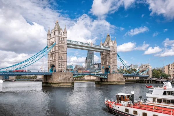 タワーブリッジ イギリス ロンドンの観光船と — ストック写真