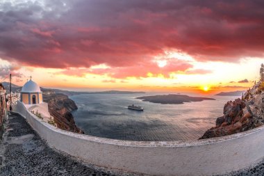 Santorini adasındaki Old Town Thira, Yunanistan 'da deniz üzerinde günbatımı olan kalderaya karşı ünlü kiliseler..