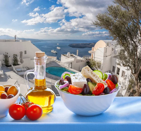Görög Saláta Görögországi Santorini Szigetén Uszodával Rendelkező Turisztikai Központ Ellen — Stock Fotó