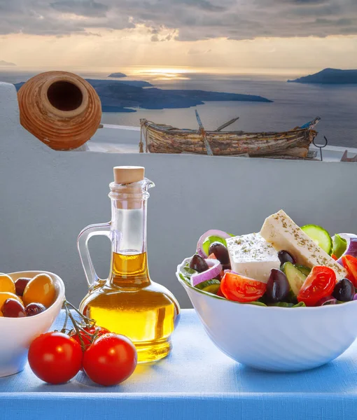 Yunanistan Santorini Adasındaki Thira Kasabasında Yunan Salatasına Karşı Balıkçı Teknesi — Stok fotoğraf