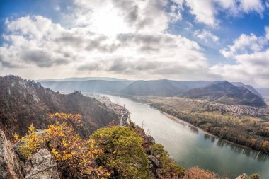 Avusturya, UNESCO 'da sonbaharda şatosu ve Tuna nehri olan Duernstein köyünün Panoraması