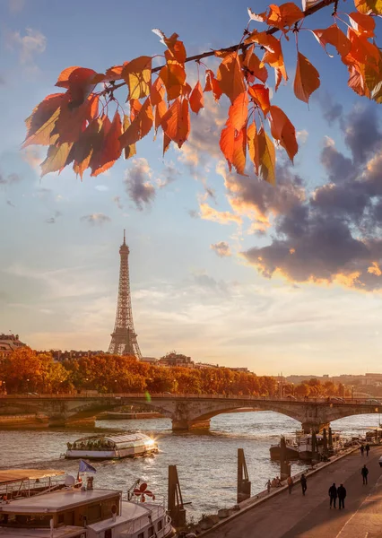 Torre Eiffel Con Hojas Otoño Contra Colorido Atardecer París Francia —  Fotos de Stock