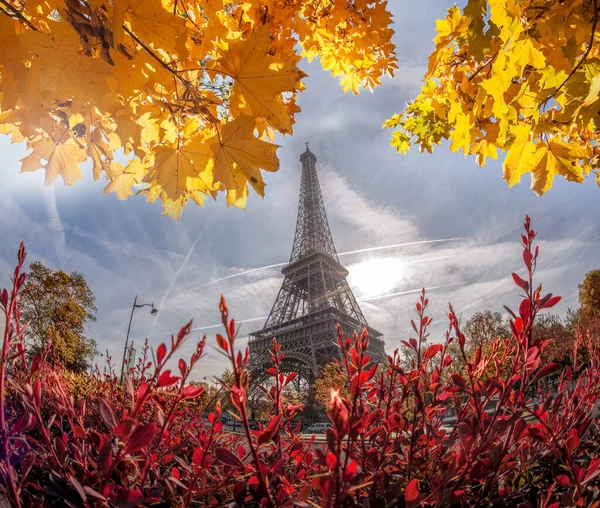 Torre Eiffel Com Folhas Outono Durante Nascer Sol Paris França — Fotografia de Stock