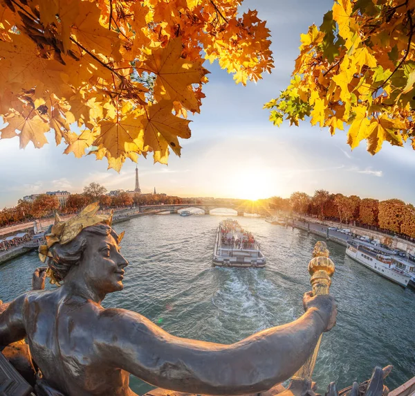 Мост Александра Iii Париже Против Эйфелевой Башни Осенними Листьями Франция — стоковое фото