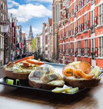 Hollanda 'da kanala karşı balık tabağı (salomon ve morina balığı sandviçi) olan Amsterdam şehri