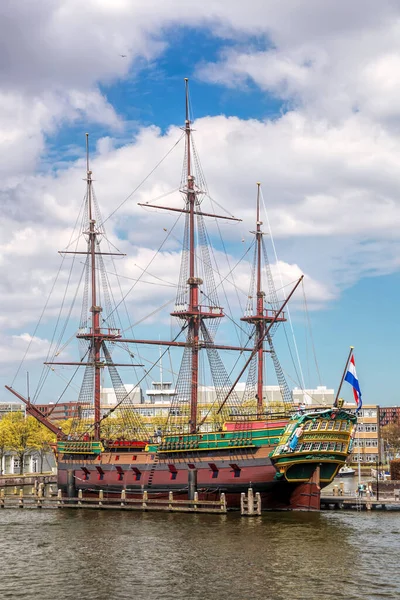 Kopia Fartyget Amsterdam Förtöjdes Bredvid Nederländernas Sjöfartsmuseum Amsterdam Nederländerna — Stockfoto