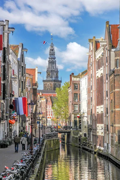 Strada Con Vecchi Edifici Colorati Tradizionali Accanto Canale Amsterdam Paesi — Foto Stock