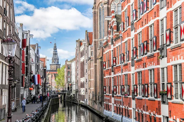 Strada Con Vecchi Edifici Colorati Tradizionali Accanto Canale Amsterdam Paesi — Foto Stock