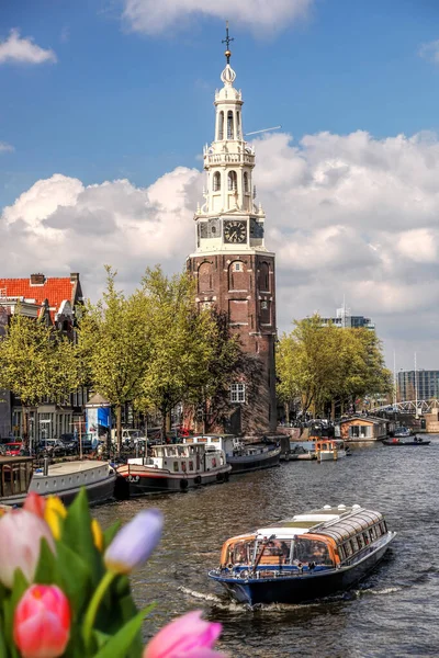 Tradisjonelle Gamle Bygninger Båter Kanal Mot Fargerike Tulipaner Amsterdam Nederland – stockfoto