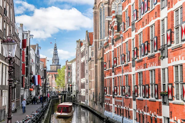Παραδοσιακά Παλιά Κτίρια Και Πλωτό Σπίτι Στο Κανάλι Του Άμστερνταμ — Φωτογραφία Αρχείου