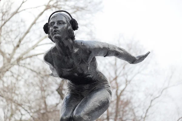 Swimmer. 1930 by Matvey Manizer. Neskuchniy Garden. Moscow. Russia. — Stock Photo, Image