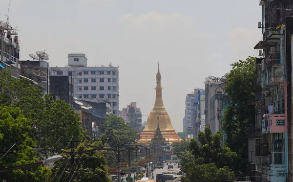 Het oog op sule paya (pagode) van de mahabadoola weg. Yangon. Myanmar. — Stockfoto