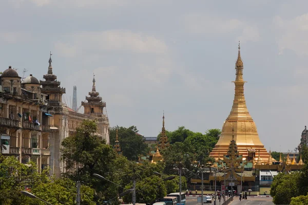 Vista a la pagoda Sule desde Sule Paya Road. Yangón. Myanmar . —  Fotos de Stock