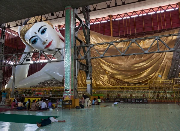 Budda reclinado en Chaukhtatgyi Paya. Yangón. Myanmar . —  Fotos de Stock