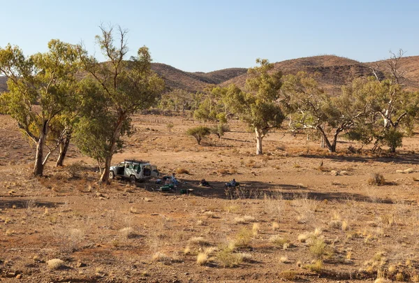 人々 は、暑い日に日陰で休んでいます。フリンダーズ山脈。南オーストラリア州. — ストック写真
