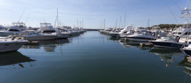 Yatlar ve Harbor motorlu tekneler yat limanında demirleyen. Stephen port