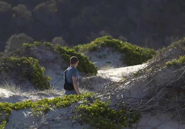 Man går på sanddynerna. Fingal bay. Port stephens. Australien. — Stockfoto