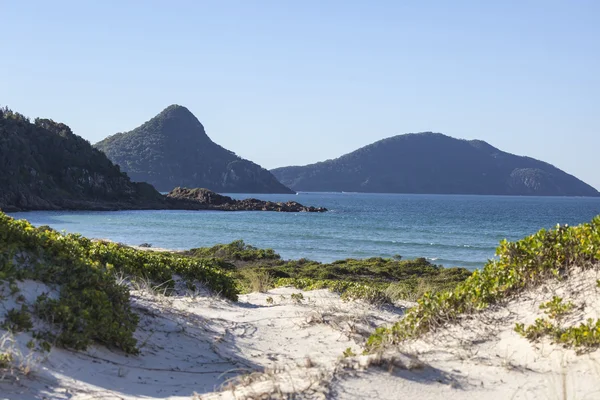 Paisaje con dunas de arena islas oceánicas y colinas. Fingal Bay. P — Foto de Stock