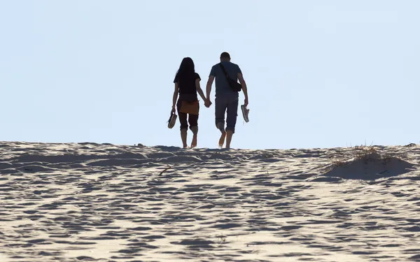 Young couple walks on sand dune. Fingal Bay. Port Stephens. Aust — Stock Photo, Image