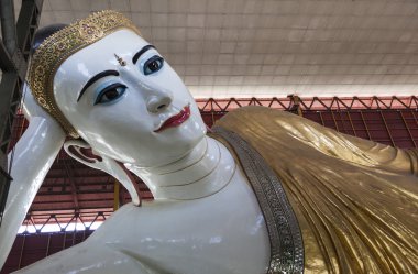 chaukhtatgyi Selami Buda uzanmış. Yangon. Myanmar.