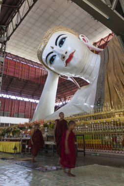 chaukhtatgyi Selami Buda uzanmış. Yangon. Myanmar.