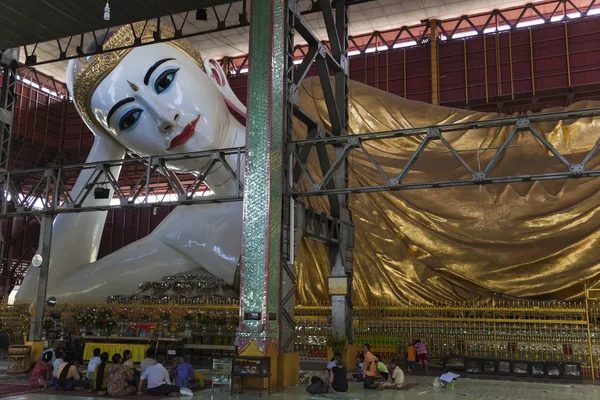 Reclining buddha in Chaukhtatgyi Paya. Yangon. Myanmar. — Stock Photo, Image