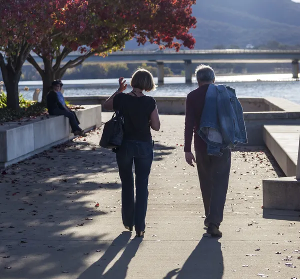 Осінь. пара гуляє вздовж набережної Берлі Гріффін lake Неа — стокове фото