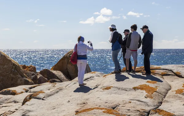 Kvinna tar foto av en familj på Ulla Ulla pount. bingie (nära — Stockfoto