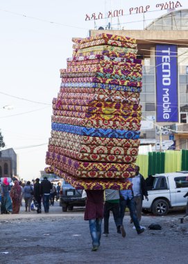 adam merkato piyasada köpük şilte yığını taşır. Addis aba