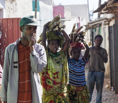 Harar, Etiyopya - 23 Aralık 2013: jugol hemen hemen değişmeden fazla dört yüz yıl içinde onların günlük rutin faaliyetleri içinde antik duvarlı şehir kimliği belirsiz kişi.