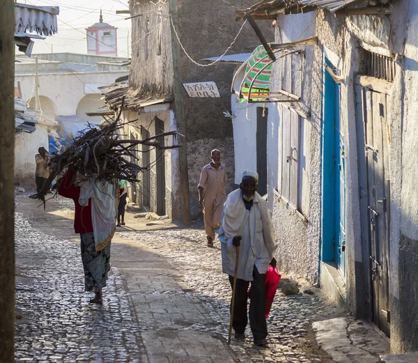 Harar, Äthiopien - 23. Dezember 2013: Unbekannte in der antiken ummauerten Stadt Jugol bei ihren frühmorgendlichen Routineaktivitäten, die sich seit mehr als vierhundert Jahren fast nicht verändert haben. — Stockfoto