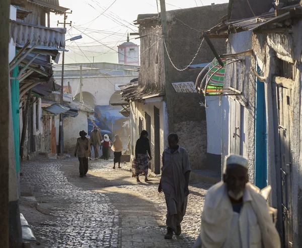 Harar, Äthiopien - 23. Dezember 2013: Unbekannte in der antiken ummauerten Stadt Jugol bei ihren frühmorgendlichen Routineaktivitäten, die sich seit mehr als vierhundert Jahren fast nicht verändert haben. — Stockfoto