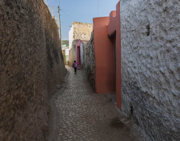 Genç çocuk Jugol Antik şehir dar alleyway içinde okula geç olduğu gibi çalışan. — Stok fotoğraf