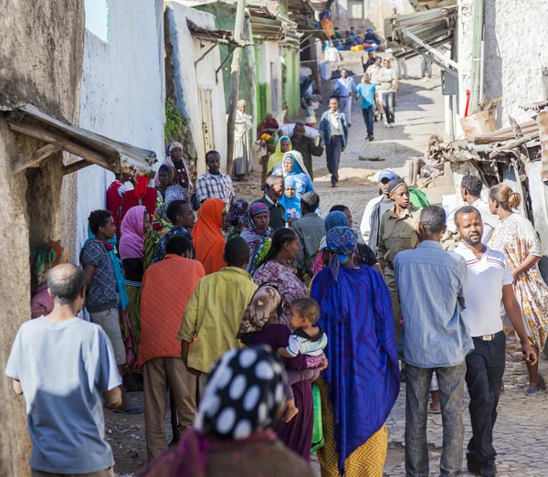 HARAR, ETIÓPIA - DEZEMBRO 23, 2013: Pessoas não identificadas da antiga cidade murada de Jugol em suas atividades cotidianas que quase inalteradas em mais de quatrocentos anos . — Fotografia de Stock