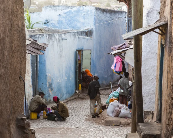 HARAR, ETIOPÍA - 23 DE DICIEMBRE DE 2013: Personas no identificadas de la antigua ciudad amurallada de Jugol en sus actividades cotidianas de rutina que casi no han cambiado en más de cuatrocientos años . — Foto de Stock