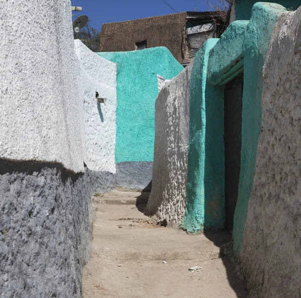 Narrow alleyway of ancient city of Jugol in the morning. Harar. — Stock Photo, Image