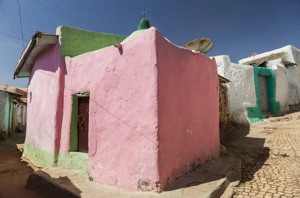 Pink house in narrow alleyway of ancient city of Jugol in the mo — Stock Photo, Image