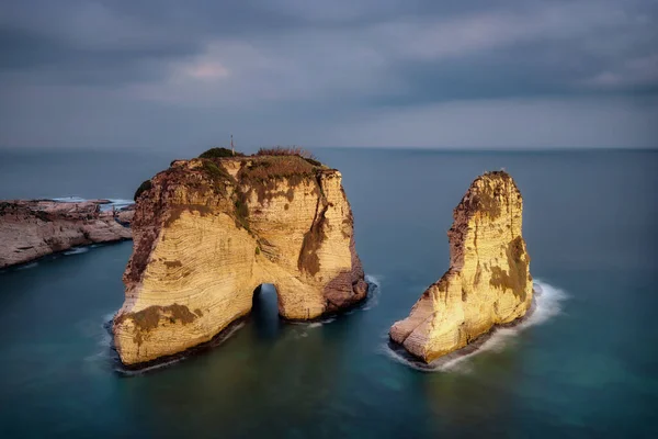 Beyrut Lübnan Kıyı Şeridinde Güvercinler Kaya Pozlama Parantezi Kullanılarak Işlendi — Stok fotoğraf