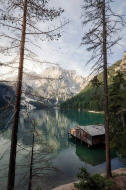 Pragser Wildsee - Gün doğumunda Dolomitlerde Lago di Braies, pozlama parantezi kullanılarak işlendi