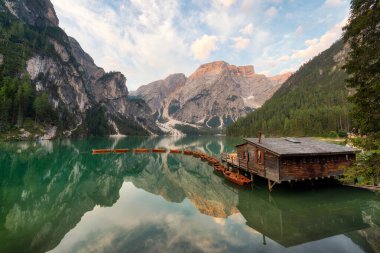 Pragser Wildsee - Gün doğumunda Dolomitlerde Lago di Braies, pozlama parantezi kullanılarak işlendi