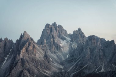 Dolomites, İtalya 'daki Cadini Grubu, Sunset sırasındaki Drei Zinnen ulusal parkı, pozlama parantezi kullanılarak işlendi