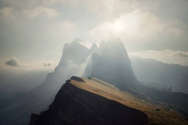 Gün doğumunda Dolomitler, İtalya 'da, pozlama parantezi kullanılarak işlenmiş